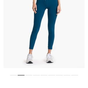 Vuori daily leggings only worn a few times!